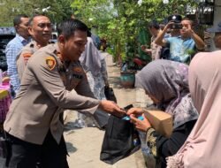 Jumat Berkah, Polsek Gunung Anyar Bagikan Ratusan Paket Sembako Untuk Warga Kampung Nelayan