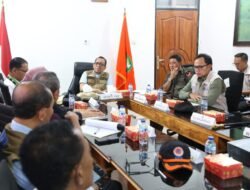 Wamendagri Bima Dampingi Menko PMK Tinjau Pengungsi Erupsi Gunung Lewotobi