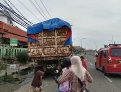 Truk Tanah Parkir di Depan Sekolah Dasar Negeri 1 Balaraja Meresahkan Masyarakat