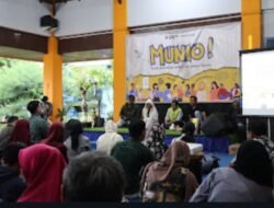 Mencari Ibu di Pendopo Kampus Stikosa AWS