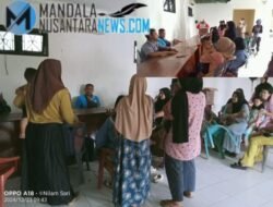 Emak Emak di Desa Mekar Baru Kecamatan Kopo, Kabupaten Serang Gerudug Kantor Desa Mekar Baru