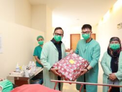 Kado Natal Istimewa: Wamendagri Bima Serahkan Dokumen Kependudukan untuk Bayi Lahir 25 Desember