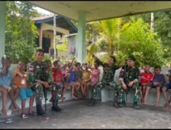 Pos Kramongmongga Yonif 642/KPS Satgas Pamtas Kewilayahan RI-PNG Bagikan Makanan untuk Anak-Anak Sambut Natal