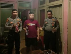 Jelang Nataru, Polres Gresik Amankan Ratusan Botol Miras di Menganti
