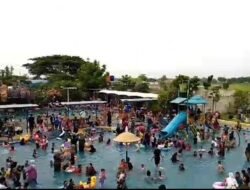 Kolam Renang Binuang Waterpark Dipadati Pengunjung Yang Menikmati Liburan Sekolah dan Tahun Baru 2025