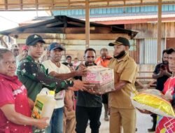 Wujud Kepedulian kepada Masyarakat, Satgas Yonif 512/QY Bagikan Sembako di Kampung Kolomdol