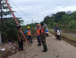 Respon cepat Koramil 05/Balaraja Evakuasi Pohon Tumbang di Jalan Baru Sentiong – Balaraja