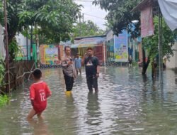Pergerakan Cepat Anggota Kepolisian ke lokasi banjir oleh Kapolsek Cikande Polres Serang