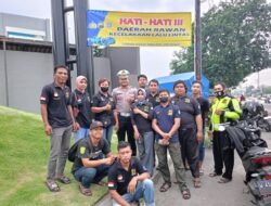 Polisi Pasang Banner Himbauan Rawan Kecelakaan Lalu Lintas di Jalan Raya Trosobo