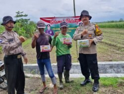 Polsek Balongbendo Serahkan Pupuk untuk Tanaman Jagung ke Masyarakat