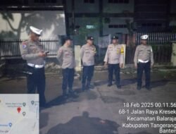 Anggota Polsek Balaraja Laksanakan Sispam Mako Malam Hari Guna Tingkatkan Keamanan di Mako Polsek Balaraja Polresta Tangerang