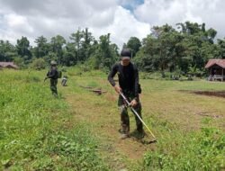 Ciptakan Lingkungan Bersih, Pos Rawara Satgas Yonif 642/Kps Laksanakan Karya Bakti Bersama masyarakat