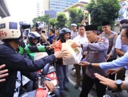 Masyarakat Antusias Saat Kapolri Turun Langsung Berbagi Takjil