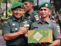 Kasdim 0721/Blora Serahkan Bingkisan Lebaran kepada Prajurit dan PNS