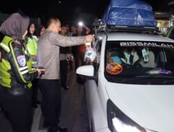 Agar Mudik Ceria, Kapolresta Tangerang Bagikan Bingkisan Makanan kepada Pemudik yang Menuju Merak