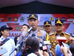 Kapolri Sapa Pemudik di Tol Kalikangkung, Sampaikan Pesan Utamakan Keselamatan