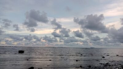Keindahan Suasana Pantai di Upuk Senja Tanjung Kait