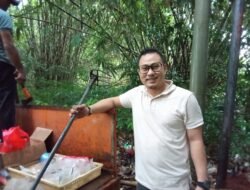 Lurah Tigaraksa Raka Adiputra, Turun Langsung Bersihkan Sampah Yang Menumpuk di Leuwihalu Pinang