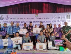 Pemkab Tangerang Serahkan Bantuan Kepada Nelayan