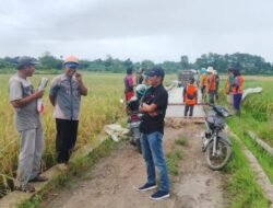 Peduli Terhadap Petani, Kades Carenang Bangun Jalan Rigid Beton di Persawahan