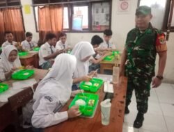 Monitoring MBG, Dua Babinsa Koramil Balaraja Aktif Bantu Pendistribusian