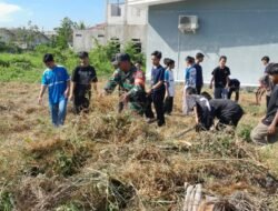 Babinsa dan Santri Gotong Royong Bersihkan Lingkungan Ponpes di Rajeg