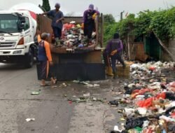 UPTD 2 DLHK Angkut Sampah Liar di Jalan Sentiong, Balaraja