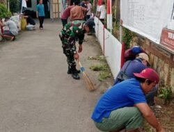 Babinsa Koramil 14/Panongan Laksanakan Jumat Bersih Bersama Warga