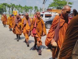 Biksu Thudong Tiba di Perbatasan Tegal-Pemalang, Lanjut Ke Klenteng Ulujami