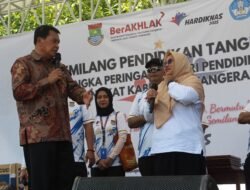 Momen Hardiknas, Bupati Tangerang Berikan Voucher Umroh Bagi Guru