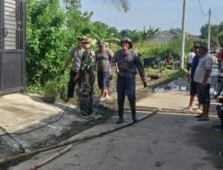 Peduli Lingkungan Babinsa Gotong Royong Bersihkan Saluran Air