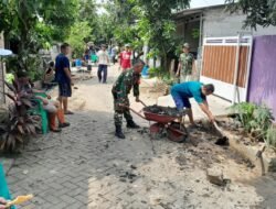 Menyatu, Babinsa dan Warga Gotong Royong Bersihkan Lingkungan