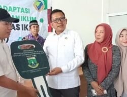 Kawal Aspirasi Hingga Terealisasi, H.Wawan Sumarwan SH, Serahkan Bantuan Cator Kepada Kelompok Bank Sampah