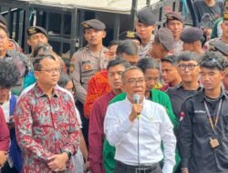 Hari Pendidikan Nasional Mahasiswa Melakukan Aksi di Kantor Kemendikbud RI