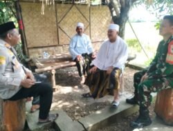 KAPOLSEK KRESEK SOWAN KE TOKOH MASYARAKAT KH. SYARIFUDIN DI KP. CIBETOK, GUNUNG KALER