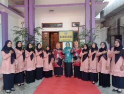 Ny. Hj.Muyasaroh Ketua TP-PKK Desa Pasir Barat Terima Kunjungan TP-PKK Kecamatan Jambe Dalam Rangka Bina Wilayah