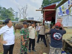 Babinsa dan Tim Gabungan Pantau Lapak Hewan Qurban di Kelapa Dua