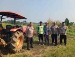 Kapolsek Cisoka Dan Anggota Polsek Cisoka Polresta Tangerang Polda Banten Bersama Masyarakat Mulai Melakukan Pengolahan Lahan Yang Akan Di Tanami Jagung Jenis hybrida