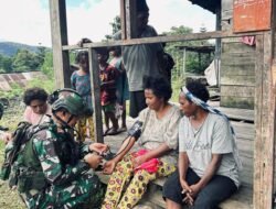 Anjangsana dan Pengobatan Gratis Door to Door di Pegunungan Bintang