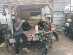 Babinsa Pagedangan Komsos Bareng Warga, Tegaskan Situasi Aman