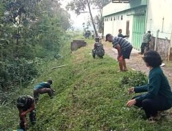 Babinsa Klego Dan Relawan Muslim Boyolali Utara Bersihkan Aliran Irigasi Waduk Bade