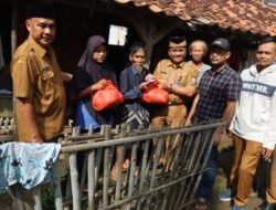 Mewakili Camat, Sekcam Mekar Baru Tinjau Kediaman Warga dan Salurkan Bantuan Sembako