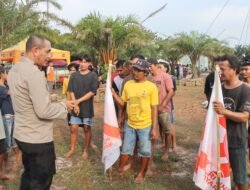 Meriahkan Hari Bhayangkara ke-79, Polresta Tangerang Gelar Lomba Panjat Pinang di Alun-Alun Tigaraksa