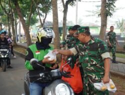 Jum’at Berkah, Kodim 0510/Trs Bagikan Nasi Kotak