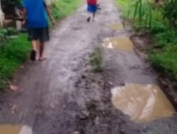 Warga Kp.Barahat Desa Cileles Keluhkan Jalan Rusak Tak Kunjung Diperbaiki