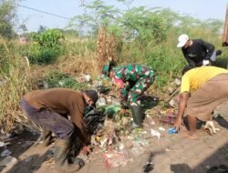 Lihat Tumpukan Sampah, TNI Gerakan Masyarakat Karbak