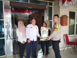 Anggota Polsek Balaraja Polresta Tangerang Pantau Bantuan Pangan Beras Bulog Juni & Juli 2025 di Aula Desa Cangkudu