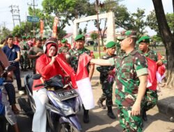 Kasdim 0418/Palembang dan Paskibraka Bagikan Bendera Merah Putih Sambut HUT RI ke-80