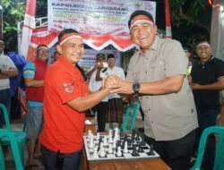 Ngariung Bareng Warga, Kapolresta Tangerang ‘Tumbangkan’ Ketua RW dalam Duel Panas Catur