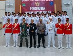 Camat Rizkia Nurul Fajar. S.S.T. P .M.Si ,Resmi Kukuhkan 24 Anggota Paskibra Kecamatan Solear Tahun 2025 Dan Penyempatan Evolet Serta Lencana Garuda